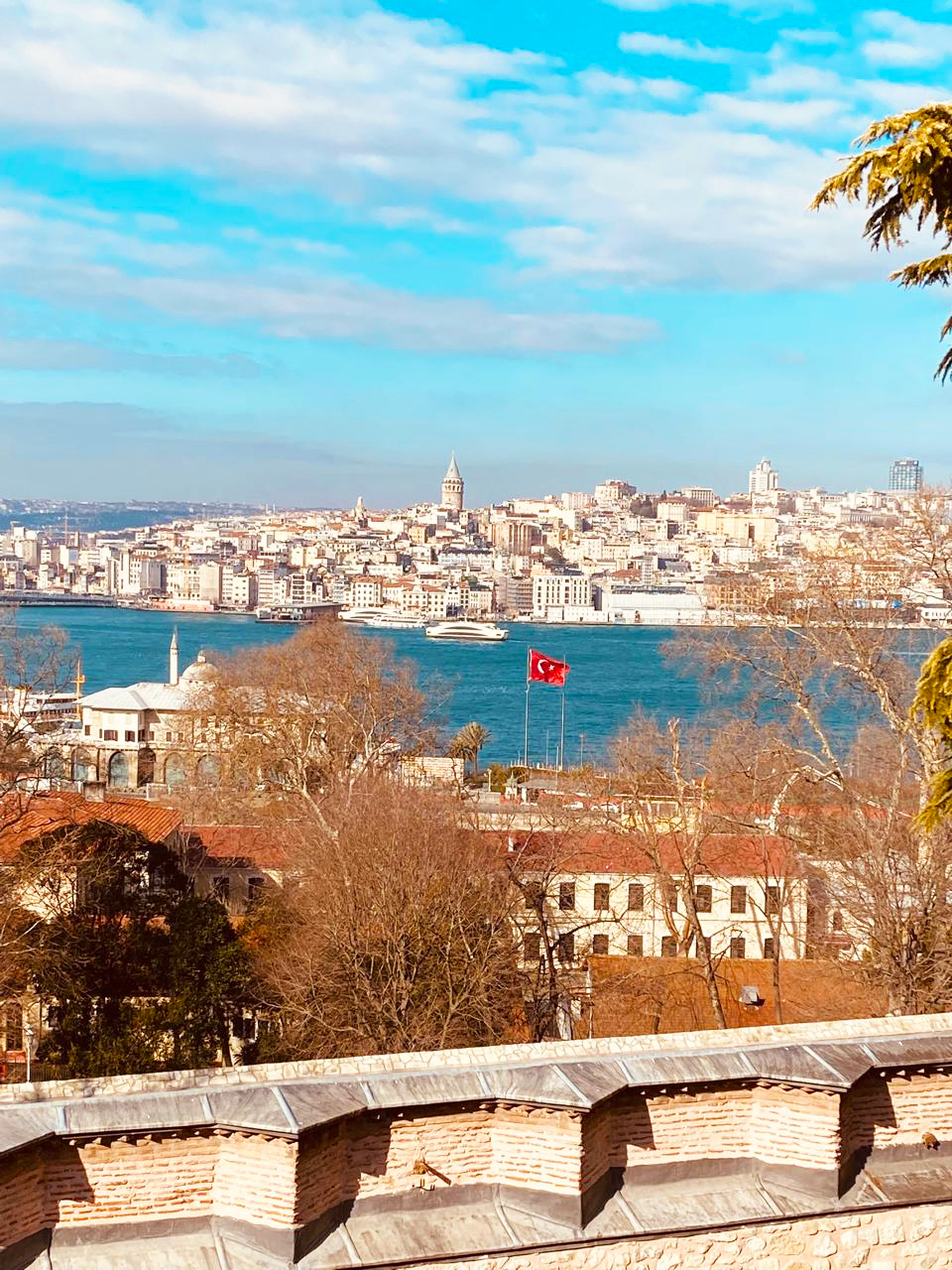 Турция ввела ночные ограничения на снятие наличных с кредитных карт 